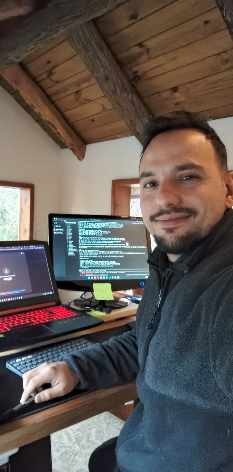 Fabio Bareiro, fundador de IngeniaSync, en su escritorio